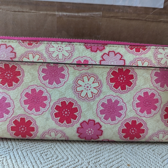 Coach F50672 Floral Clutch Wallet - Picture 4 of 12